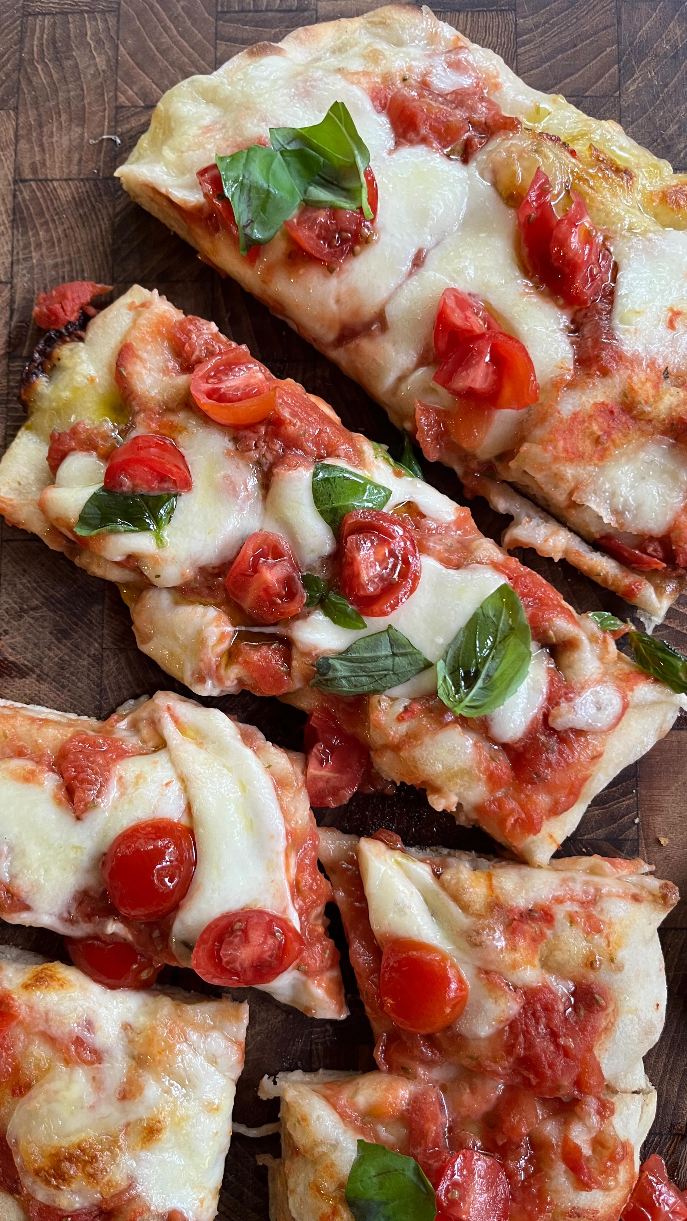 🇮🇹 Craving pizza in 15 minutes? Try Pinsa! I used store-bought dough (you can find it in cheese or specialty food shops in Tel Aviv — @havatneomi in Givatayim used to have it, not sure if they still do).
🍅 The number one question I get is about the tomato sauce: Italians keep it simple — just good-quality datterini tomatoes, a bit of salt, some oregano if you like, and extra virgin olive oil. That’s it. The result? A crunchy, light pizza with zero effort.
Will you try it? 🫶🏻
#ricettefacili #ricettesemplici #pastasfoglia #ricettadelgiorno #passionecucina #italianfoodblogger #italiancooking #italyeats #italianrecipes #kidsrecipes #vegeterianfood #leftovers #italiansdoeatbetter #tasteofhome #toogoodtogo #alritmodellestagioni #buzzfeedtasty #makeitdelicious #cucina_italiana #cucinanaturale
#calmfluencer#meatlesseveryday
#cucina_italiana #cucinanaturale
#מתכון
#אוכל